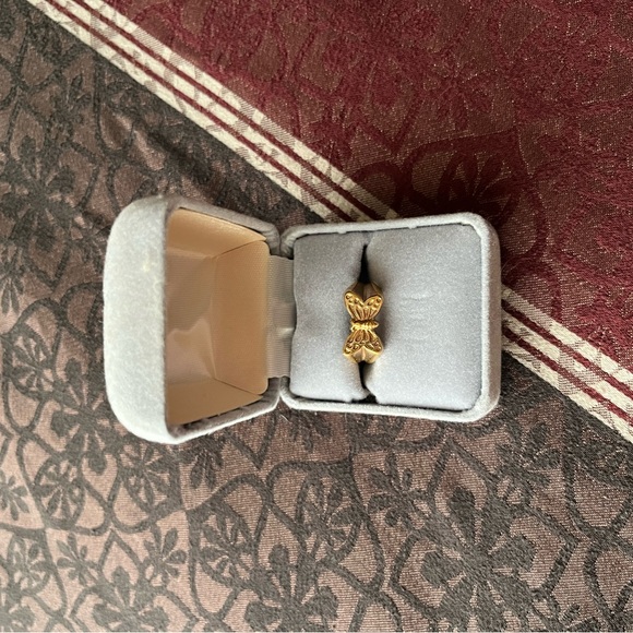 Avon Gold Butterfly Ring - Picture 1 of 1